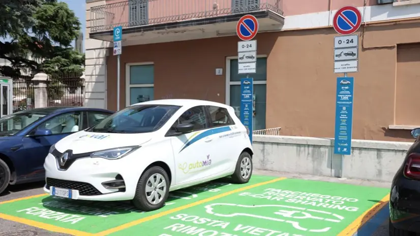 Uno degli stalli del servizio di car sharing elettrico «e-Autonomia» © www.giornaledibrescia.it