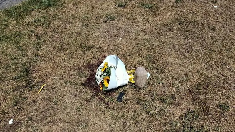 I fiori lasciati sul luogo dell'incidente - © www.giornaledibrescia.it