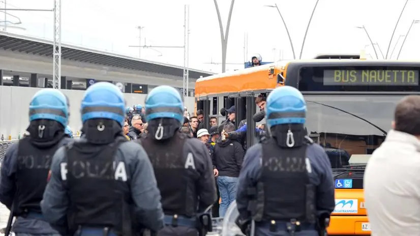 Ultras scortati dalle forze dell'ordine - © www.giornaledibrescia.it