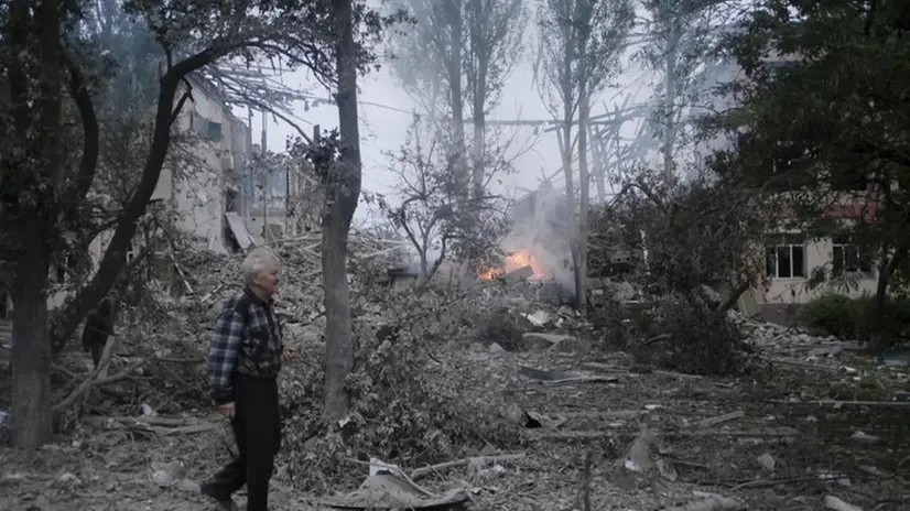 Un uomo cammina tra le macerie di Kramatorsk - Foto Epa © www.giornaledibrescia.it