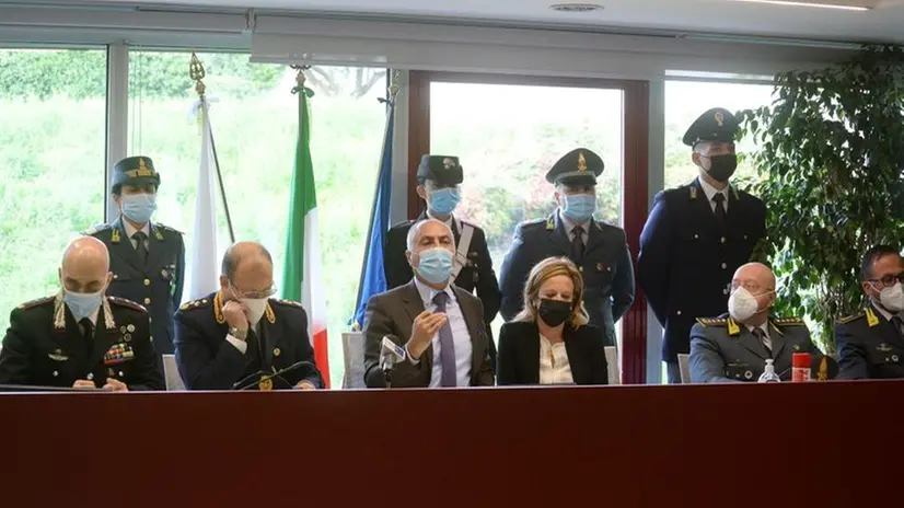 Gli inquirenti alla conferenza stampa di ottobre sul resoconto dell'operazione «Atto Finale» - Foto Marco Ortogni/Neg © www.giornaledibrescia.it