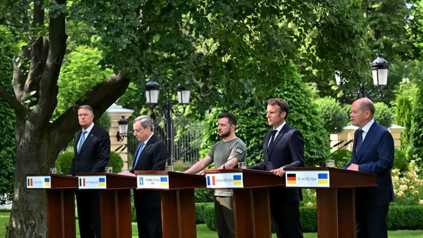 I presidenti Iohannis, Draghi, Zelensky, Macron e Scholz a Kiev - Foto Afp © www.giornaledibrescia.it
