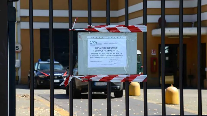 Ieri mattina Arpa e Carabinieri sono intervenuti per apporre i sigilli alla fonderia - Foto Giovanni Benini/Neg © www.giornaledibrescia.it