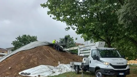 Gli operai al lavoro domenica per riposizionare il telo trascinato via dal vento - © www.giornaledibrescia.it