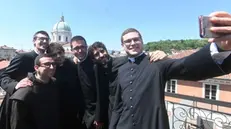 I futuri sacerdoti mentre si fanno un selfie sulla terrazza della libreria Paoline - Marco Ortogni/Neg © www.giornaledibrescia.it