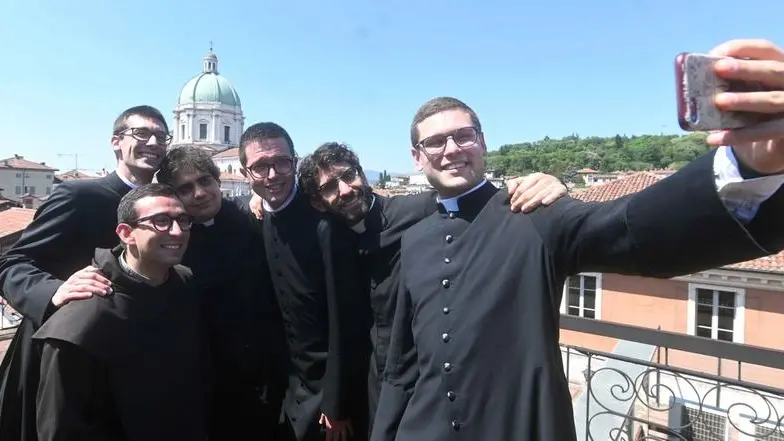 I futuri sacerdoti mentre si fanno un selfie sulla terrazza della libreria Paoline - Marco Ortogni/Neg © www.giornaledibrescia.it