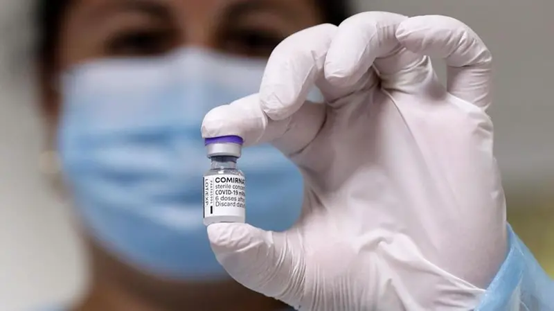 Un'infermiera mostra una fiala di vaccino Comirnaty di BioNtech/Pfizer - Foto Ansa/Epa/Robert Ghement © www.giornaledibrescia.it