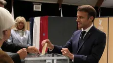 Macron con la moglie alle urne - Ansa © www.giornaledibrescia.it