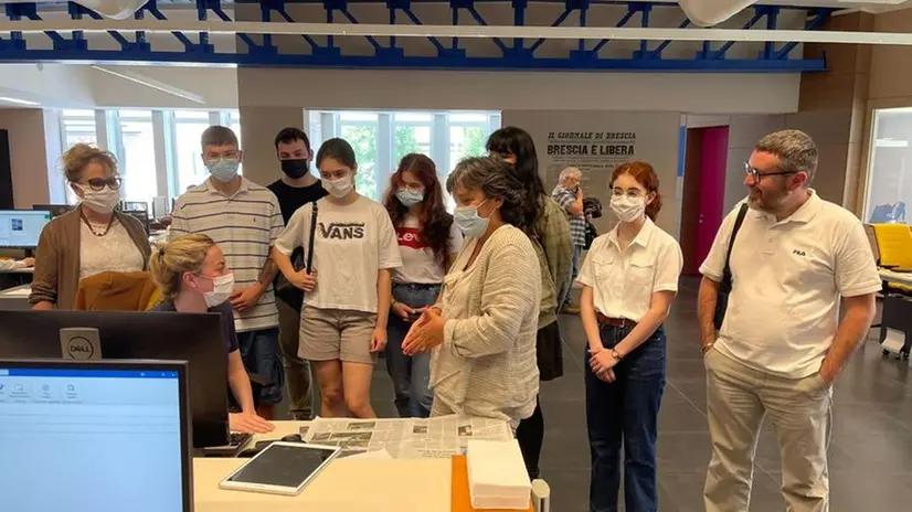 I ragazzi dell'Eco del Perlasca in visita alla redazione del Giornale di Brescia - © www.giornaledibrescia.it