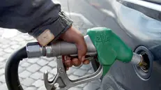 Alla pompa di benzina (archivio) - © www.giornaledibrescia.it