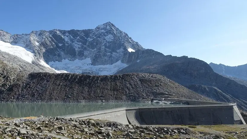 In una foto d'archivio, la diga al rifugio Garibaldi sotto l’Adamello - © www.giornaledibrescia.it