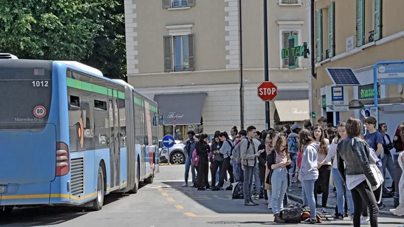 Ragazzi alla fermata dell'autobus a Largo Torrelunga - © www.giornaledibrescia.it
