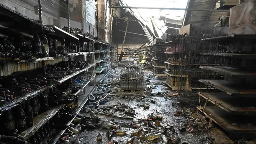 Un negozio ucraino colpito da un missile - © www.giornaledibrescia.it