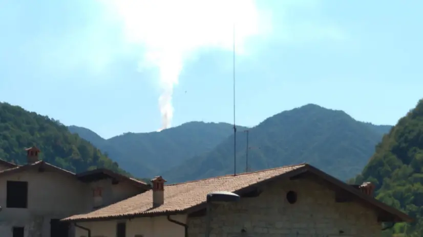 La colonna di fumo sopra il monte Manos visibile da chilometri di distanza - © www.giornaledibrescia.it