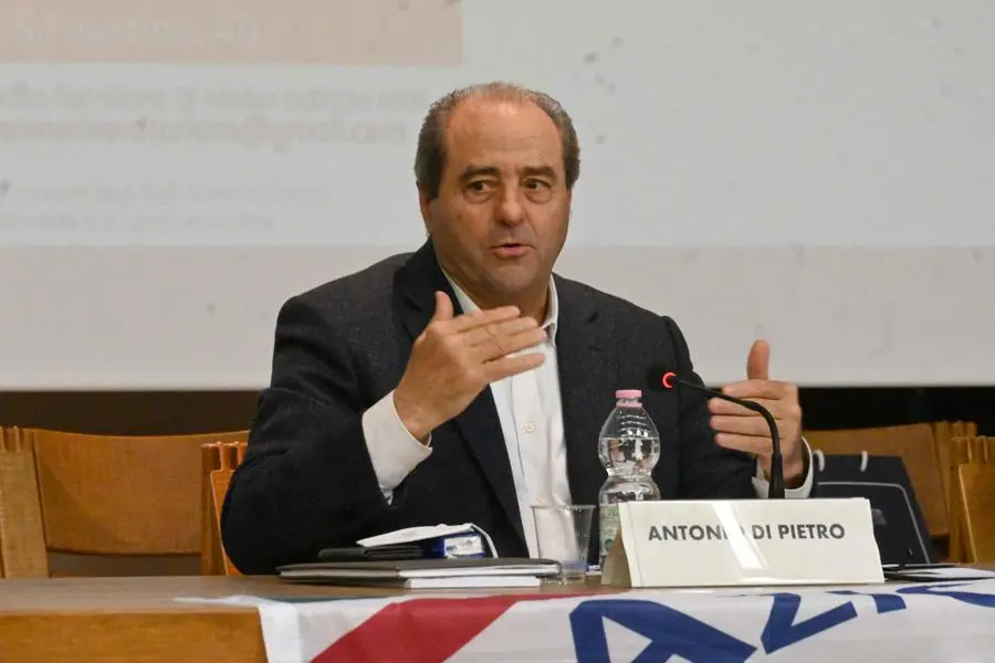 Di Pietro durante l'intervento a Giurisprudenza il 12 maggio scorso - Foto Marco Ortogni/Neg © www.giornaledibrescia.it