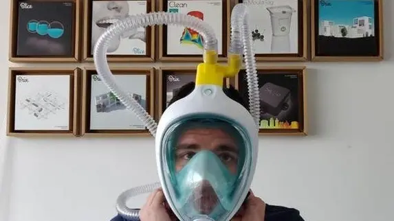 Fracassi con la maschera da sub trasformata in respiratore d'emergenza