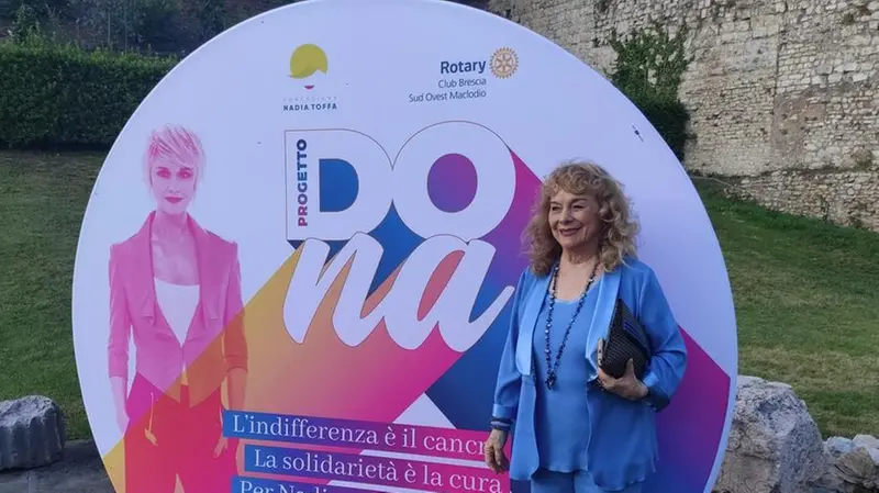 La mamma di Nadia Toffa con il poster del progetto «DONa» - Foto © www.giornaledibrescia.it