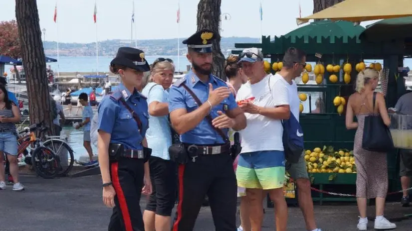 Carabinieri al lavoro sul lago di Garda - © www.giornaledibrescia.it