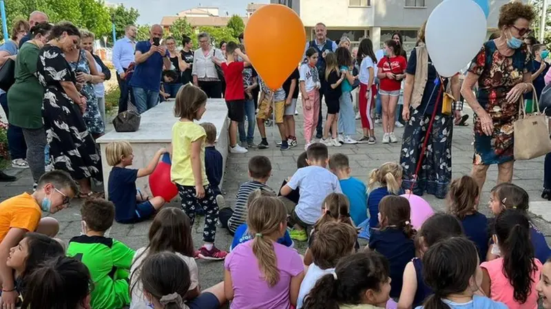 I bambìni si sono riuniti in piazza don Teotti per la festa della consegna - © www.giornaledibrescia.it