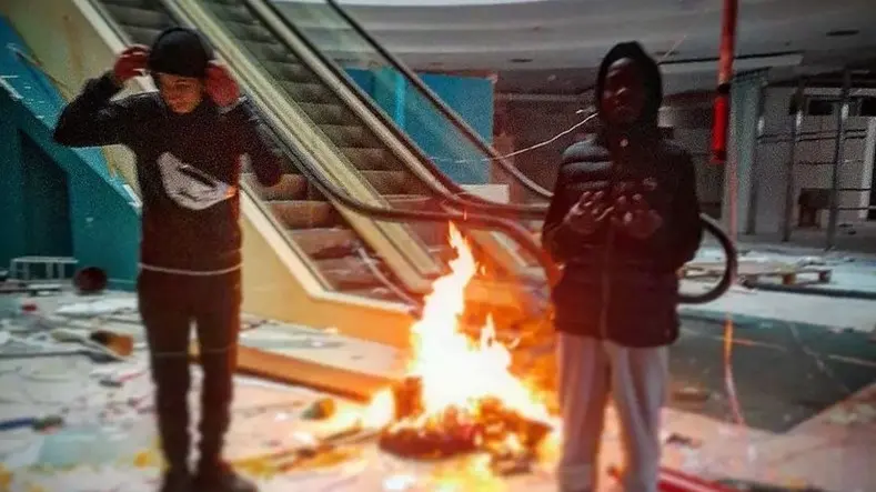 Un frame dal video caricato dagli stessi ragazzini che hanno acceso un fuoco - Foto tratta dai social