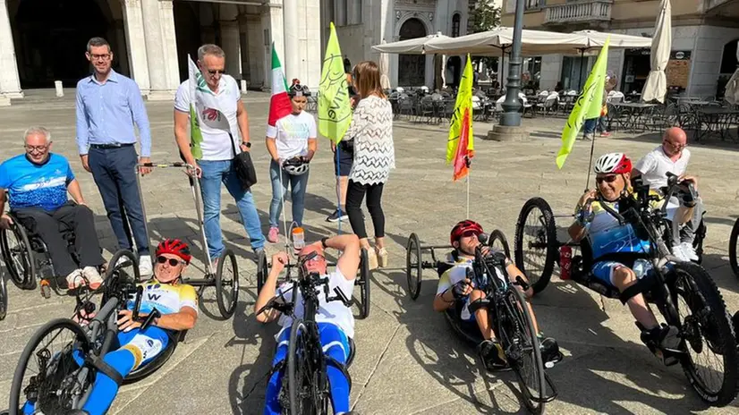 Maurizio Antonini alla partenza in handbike questa mattina in Piazza Loggia - © www.giornaledibrescia.it