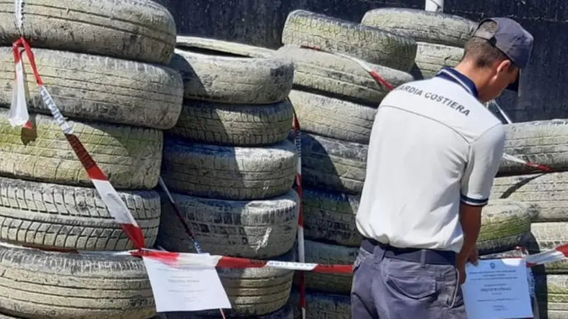 Gli pneumatici recuperati sul fondo della Baia, sequestrati dalla Guardia Costiera - © www.giornaledibrescia.it