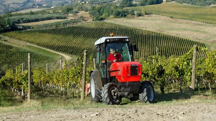 Un trattore al lavoro (foto d'archivio)