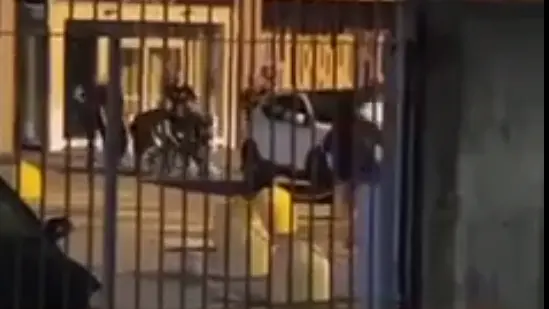 Un frame del video dove è ripreso il pestaggio - © www.giornaledibrescia.it