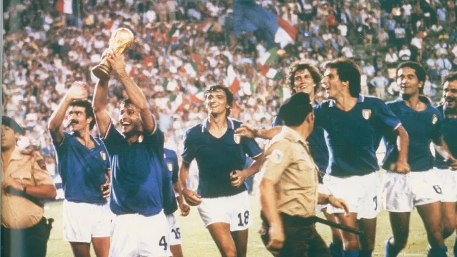 Antonio Cabrini festeggia insieme agli azzurri, dietro di lui anche un sorridente Alessandro Altobelli - © www.giornaledibrescia.it