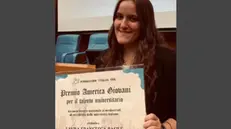 Laura Francesca Basile con l’attestato -  © www.giornaledibrescia.it