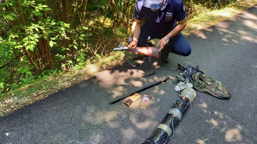 L’arma occultata nel tubo di plastica nascosto nel bosco -  © www.giornaledibrescia.it