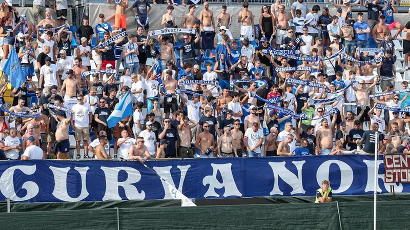 I tifosi bresciani della Curva Nord non si sono fatti intimorire dalle alte temperature - Foto Nicoli New Reporter © www.giornaledibrescia.it