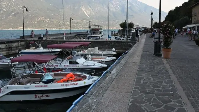 In primo piano, la barca a noleggio su cui viaggiava la famiglia convolta nell’incidente