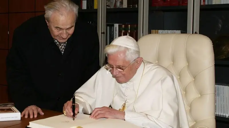 L’inaugurazione della sede di Concesio: Benedetto XVI con Giuseppe Camadini nel 2009 - © www.giornaledibrescia.it