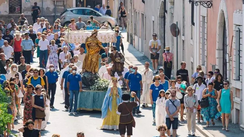Decine di rezzatesi assistono al passaggio del gruppo statuario della Beata Vergine e del bifolco - © www.giornaledibrescia.it
