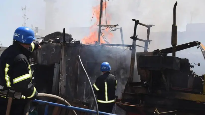 Vigili del fuoco ucraini in azione a Odessa - Foto Epa © www.giornaledibrescia.it