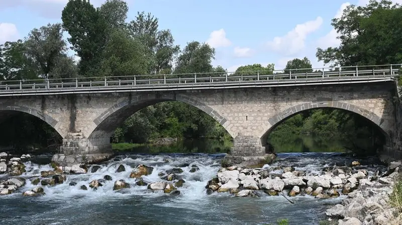Il fiume sotto il ponte con Calcio a Urago d'Oglio - Foto Gabriele Strada Neg © www.giornaledibrescia.it