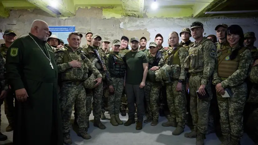 Zelenski posa per una foto con alcuni soldati di una località sul Mar Nero, in Ucraina - Foto Epa © www.giornaledibrescia.it