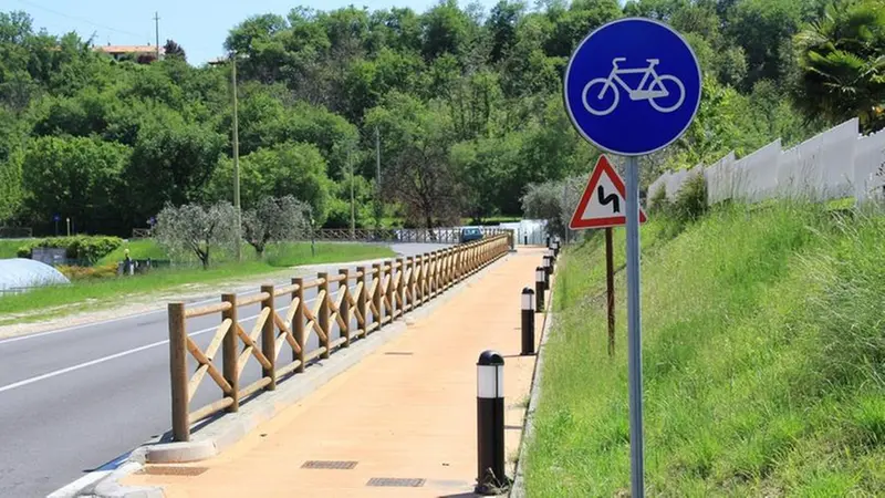 Sicurezza. Un tratto di pista ciclabile protetto dalla strada