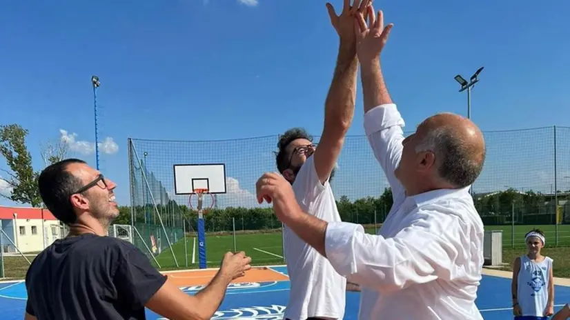 L’assessore Muchetti partecipa a una contesa sul nuovo campo da basket del Pampuri - © www.giornaledibrescia.it