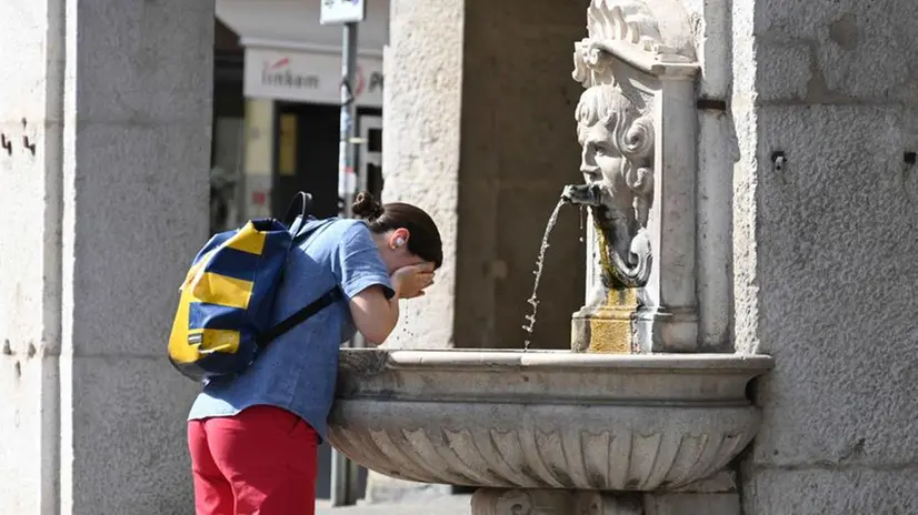 Una ragazza si rinfresca alla fontanella di corso Zanardelli a Brescia - Foto Marco Ortogni Neg © www.giornaledibrescia.it