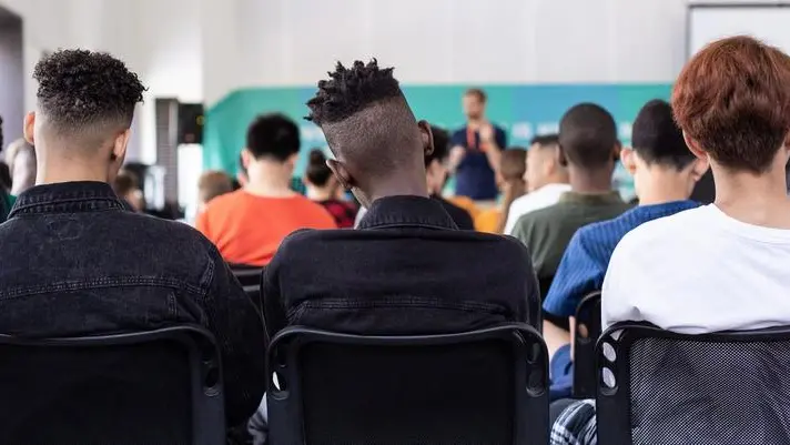 Tre studenti di nazionalità diverse in una scuola - Foto Ansa © www.giornaledibrescia.it