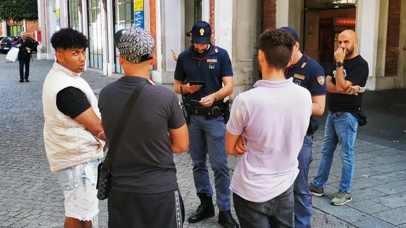 La polizia controlla i documenti dei ragazzi in transito - Foto © www.giornaledibrescia.it