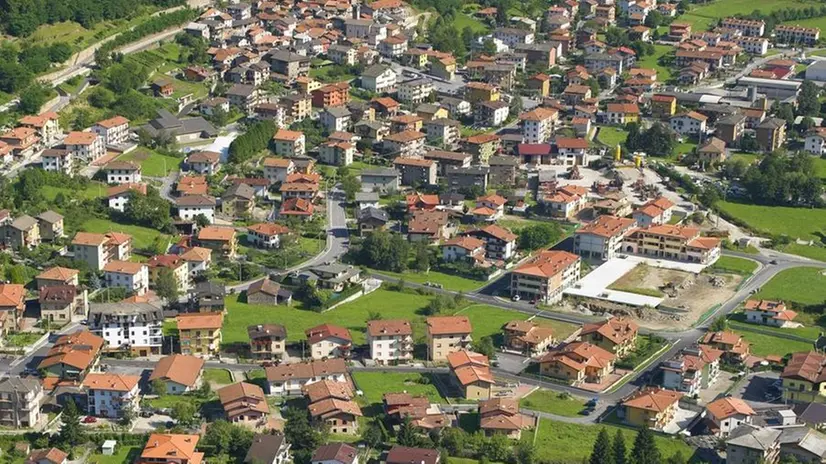 Malonno, una veduta aerea del paese camuno - © www.giornaledibrescia.it