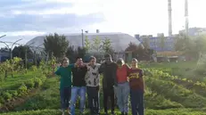 Alcune delle persone che partecipano all'orto sociale Siamo al verde - © www.giornaledibrescia.it