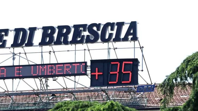 Il termometro di piazzale Repubblica a Brescia il 17 giugno 2022 - Marco Ortogni/Neg © www.giornaledibrescia.it