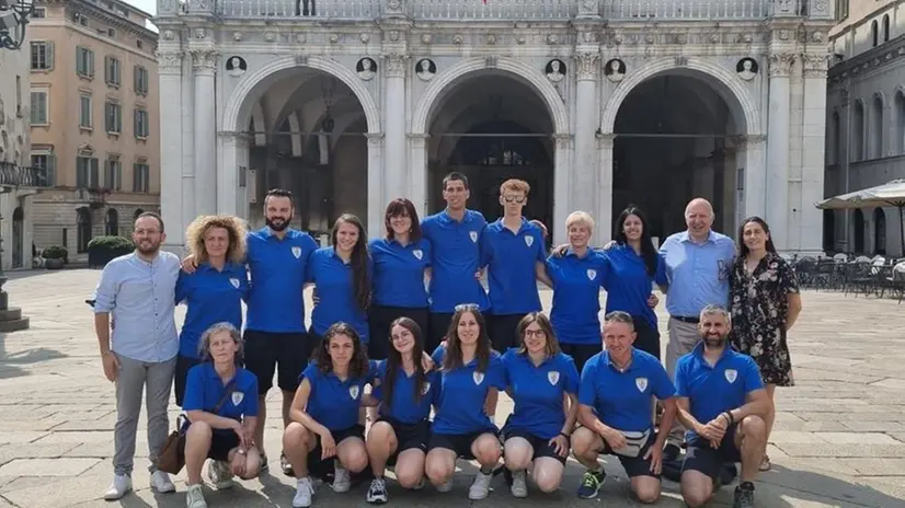 Foto di gruppo: gli atleti in piazza Loggia - © www.giornaledibrescia.it