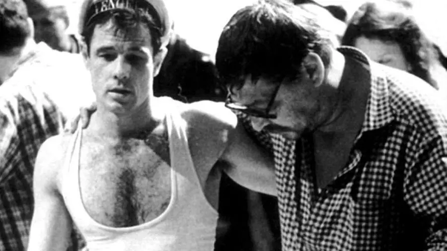 Il regista. Rainer Werner Fassbinder (a destra) con l’attore Brad Davis sul set del film «Querelle de Brest» (1982)