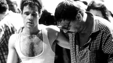Il regista. Rainer Werner Fassbinder (a destra) con l’attore Brad Davis sul set del film «Querelle de Brest» (1982)