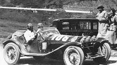 L’Alfa Romeo di Borzacchini e Bignami lungo il percorso nel 1932: vincerà con una media di quasi 110 km orari